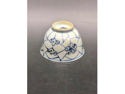 青花淡描冰梅纹米通花茶碗