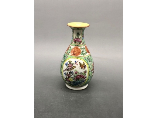 广彩锦地开光花鸟玉壶春瓶