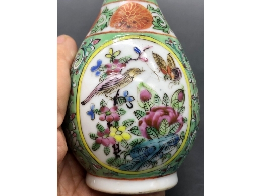 广彩锦地开光花鸟玉壶春瓶