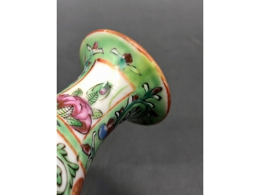 广彩锦地开光花鸟玉壶春瓶
