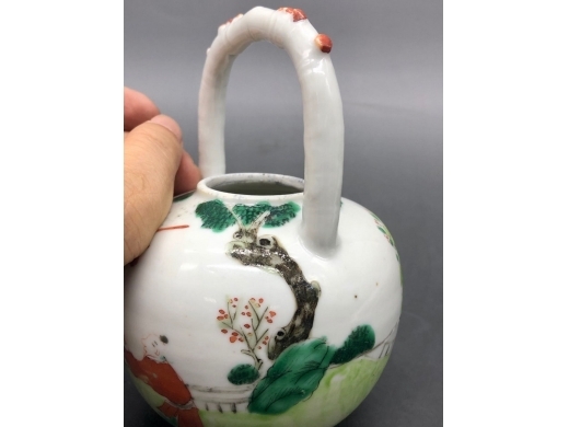 粉彩影戏纹提梁壶