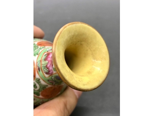 广彩锦地开光花鸟玉壶春瓶