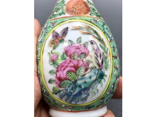 广彩锦地开光花鸟玉壶春瓶