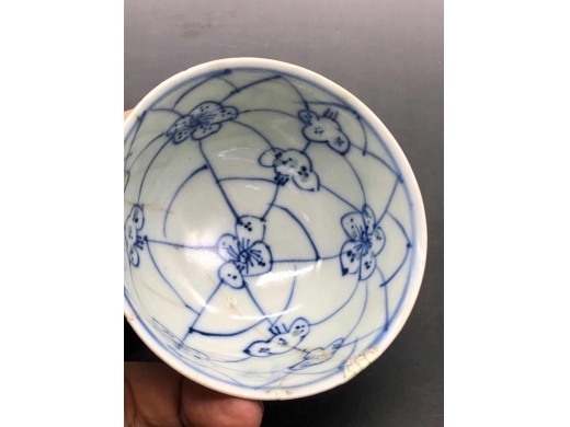 青花淡描冰梅纹米通花茶碗