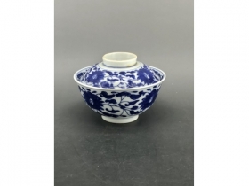 青花缠枝宝相花盖碗