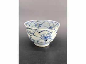青花淡描冰梅纹米通花茶碗