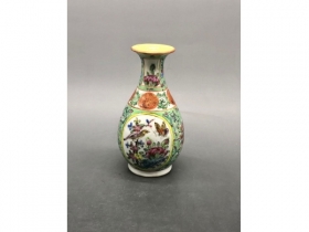 广彩锦地开光花鸟玉壶春瓶