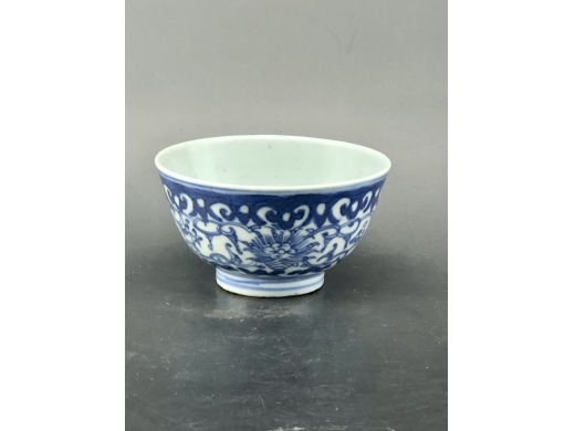 青花缠枝花茶盏