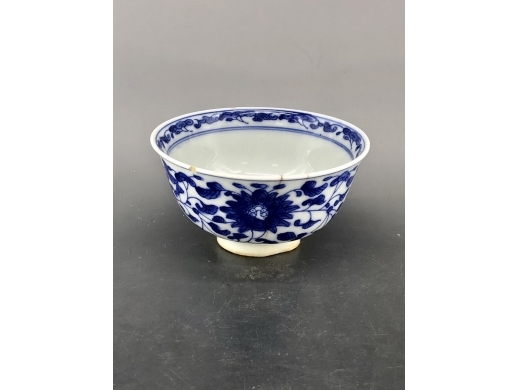 青花缠枝宝相花茶碗