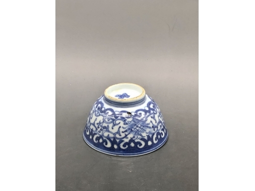 青花缠枝花茶盏