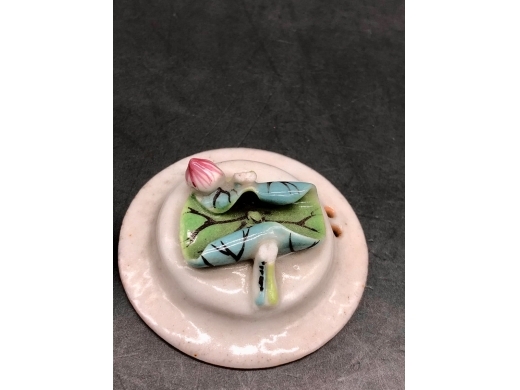 粉彩堆瓷荷花型侧把壶