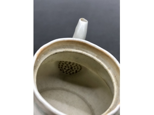 粉彩堆瓷荷花型侧把壶