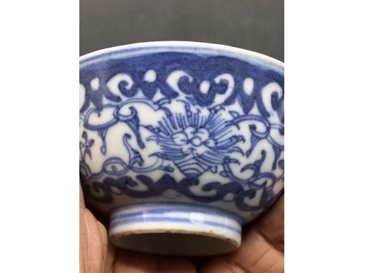 青花缠枝花茶盏