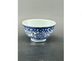 青花缠枝花茶盏