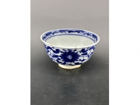 青花缠枝宝相花茶碗