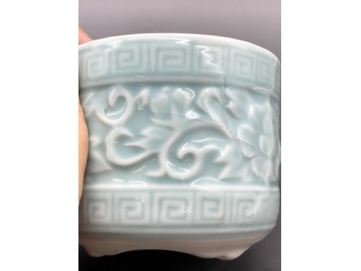 天蓝釉模印缠枝牡丹纹香炉