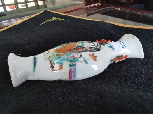 粉彩人物壁瓶