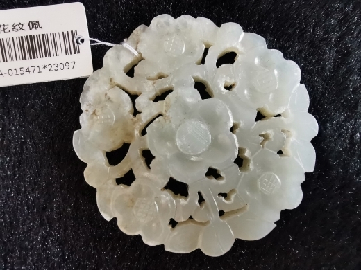 白玉梅花纹佩