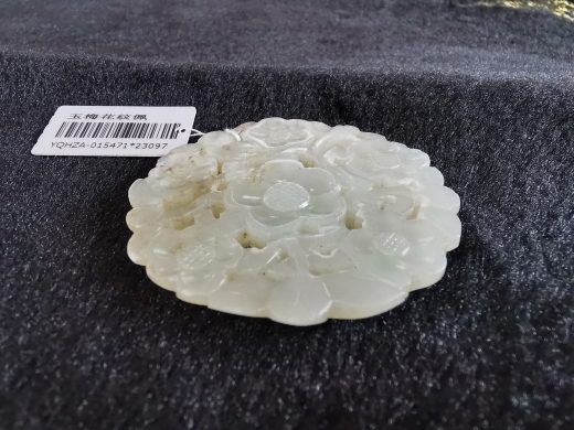 白玉梅花纹佩