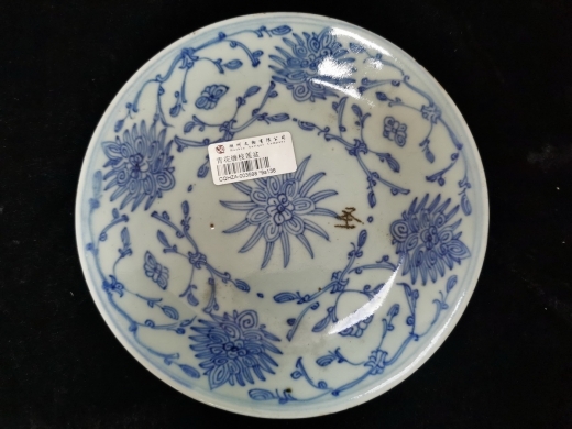 青花缠枝莲瓷盘