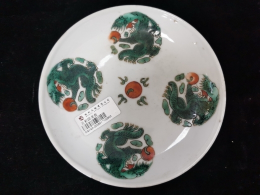 粉彩团龙纹瓷盘