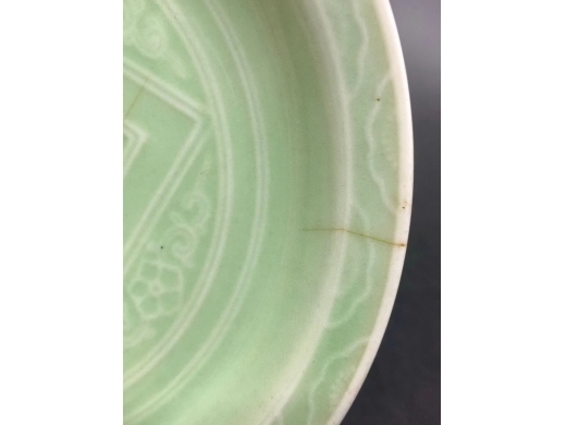 青豆青釉模印云龙纹折沿盘