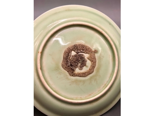 青豆青釉模印云龙纹折沿盘