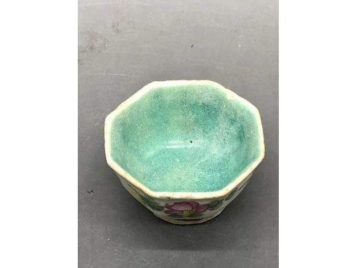粉彩花蝶纹八方酒盅