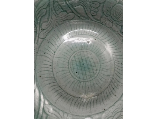 豆青釉暗刻花卉纹大盘