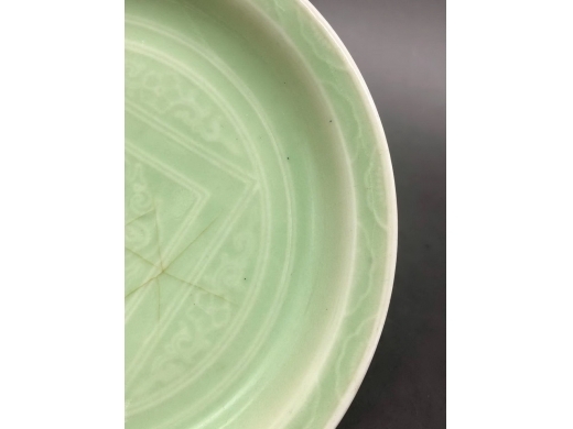 青豆青釉模印云龙纹折沿盘