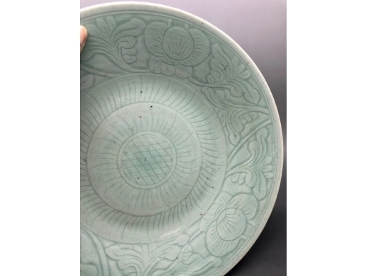 豆青釉暗刻花卉纹大盘