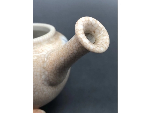 哥釉青花龙纹侧把壶