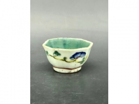 粉彩花蝶纹八方酒盅