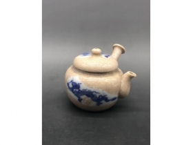 哥釉青花龙纹侧把壶