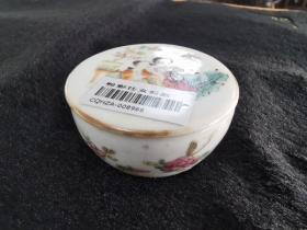 粉彩仕女粉缸