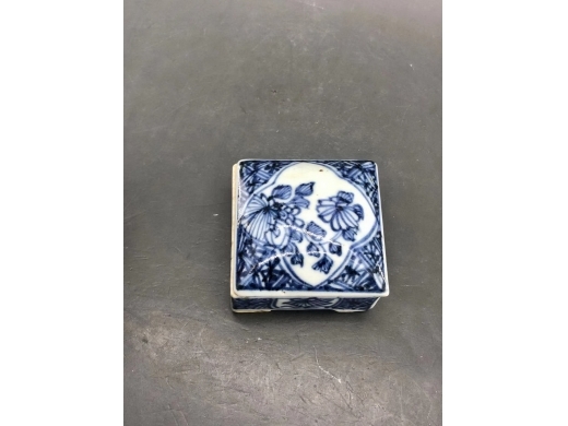 青花花卉纹四方印盒