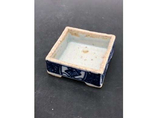 青花花卉纹四方印盒