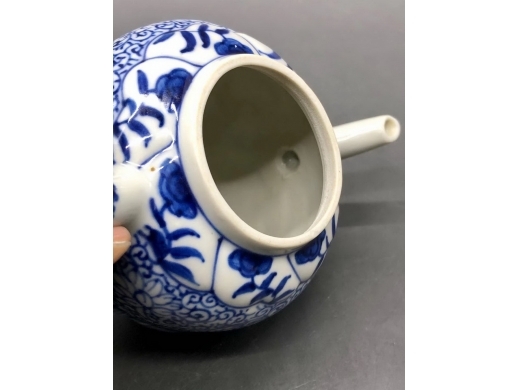 青花勾莲纹雕荷花小茶壶