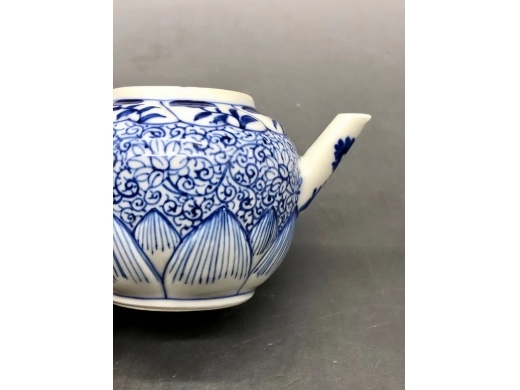 青花勾莲纹雕荷花小茶壶