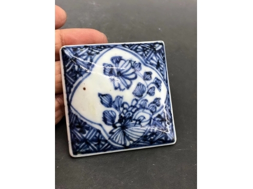 青花花卉纹四方印盒