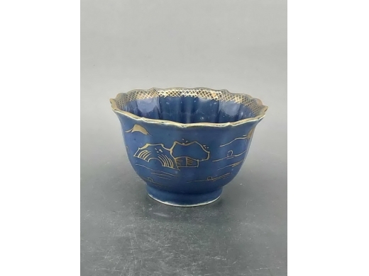 霁蓝釉描金山水葵口茶盏