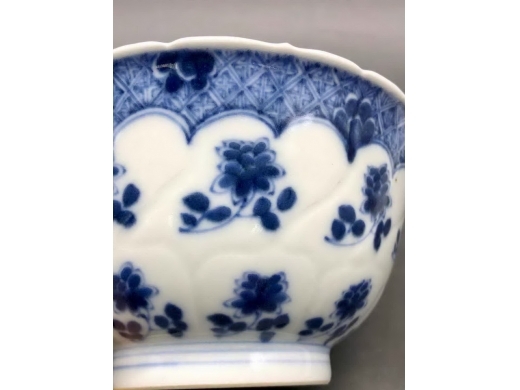 青花雕地折枝花花口碗