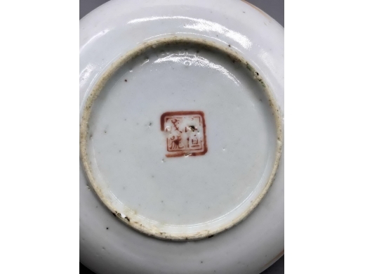 粉彩花蝶纹盘