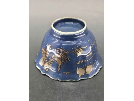 霁蓝釉描金山水葵口茶盏