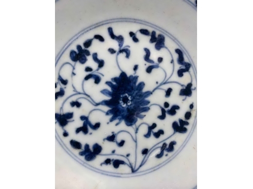 青花缠枝花卉纹盘