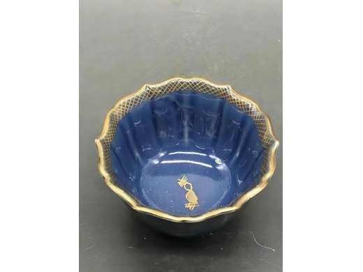 霁蓝釉描金山水葵口茶盏