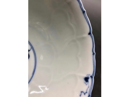 青花雕地折枝花花口碗