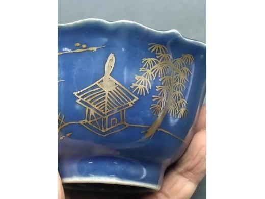 霁蓝釉描金山水葵口茶盏