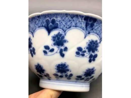 青花雕地折枝花花口碗