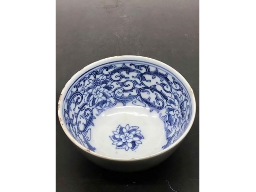 外豆青里青花缠枝宝相花茶盏